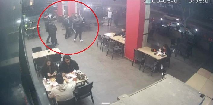 Hiç tanımadıkları genci "Neden bakıyorsun" diye darp edip burnunu kırdılar