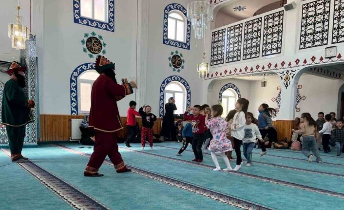 Hisarcık’ta 4-6 yaş Kur’an Kursu öğrencilerine Hacivat ve Karagöz gösterisi