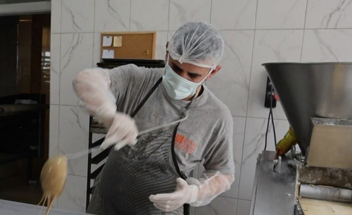 İftar ve sahur sofralarının vazgeçilmezi tahinli pide ilgi görüyor