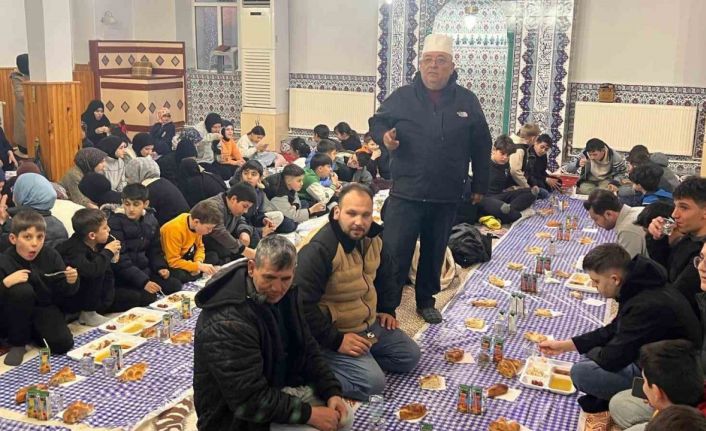 İmam Mustafa Şimşek Emet’te 15 yıldır çocuklara camide iftar veriyor