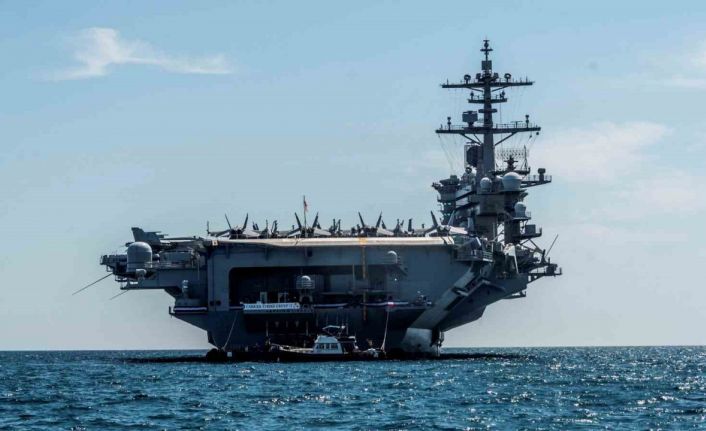 İran, ABD’ye ait USS Abraham Lincoln uçak gemisine füze saldırısı düzenledi