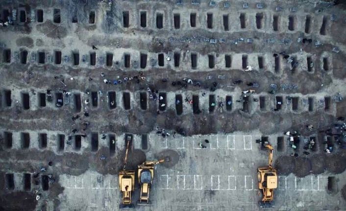 İran Dışişleri Bakanı Arakçi ilkokula düzenlenen saldırıda ölen çocuklar için kazılan mezarları paylaştı