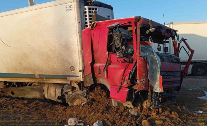 İran’da yeri delen füzenin şarapnel parçasının isabet etmesiyle genç şoföre mezar olan tırın görüntüsü ortaya çıktı