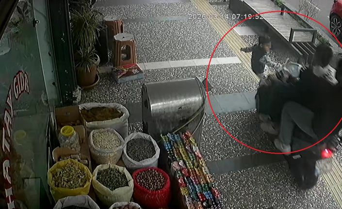 İş yerinden fırlayan 5 yaşındaki çocuğun ölümden döndüğü kaza anları güvenlik kamerasına yansıdı