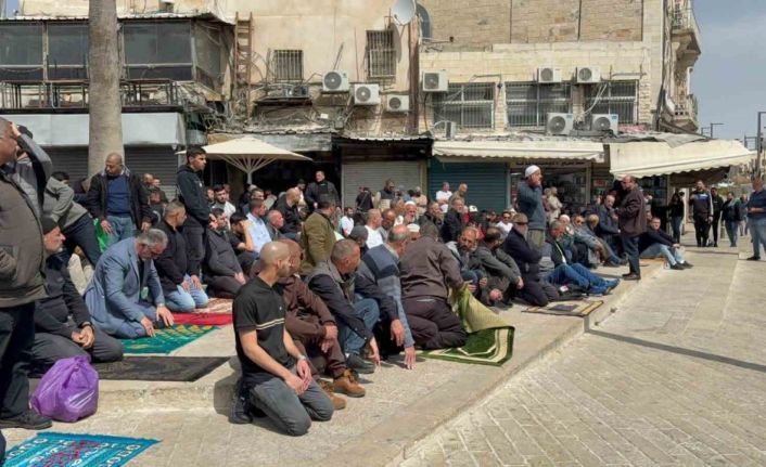 İsrail, Mescid-i Aksa’yı Ramazan’ın son cumasında kapattı, Kudüslüler sokaklarda cuma namazını kıldı