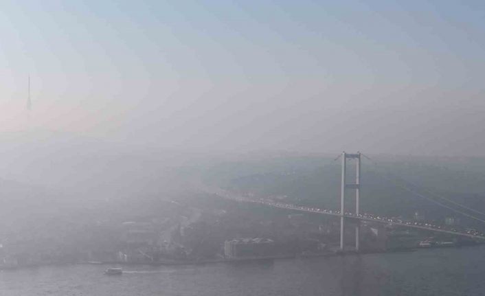 İstanbul güne sisle uyandı: Edirnekapı’da sis bulutları arasında dalgalanan Türk Bayrağı görsel şölen sundu