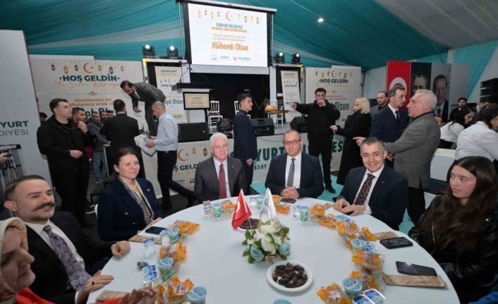 İstanbul Valisi Davut Gül ve Başkan Vekili Aksoy, Kadir Gecesi’nde vatandaşlarla iftar yaptı