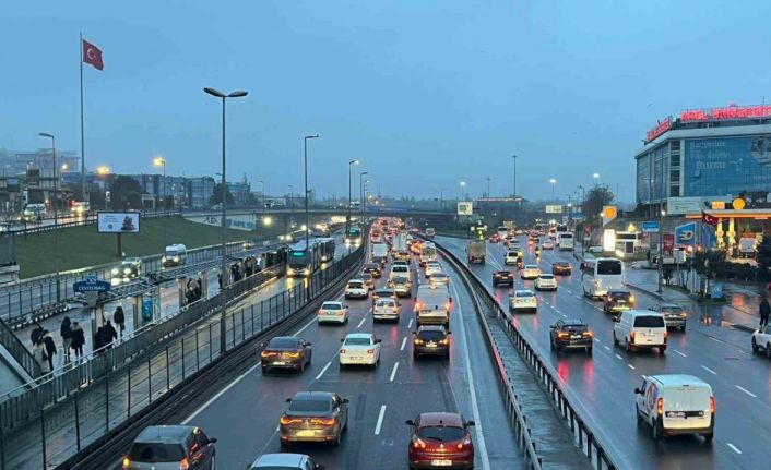 İstanbul’da bayram sonrası haftanın ilk günü sabah saatlerinde trafik yoğunluğu oluştu