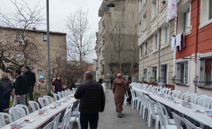 İstanbul’da komşuluk geleneğini sürdüren mahalle aynı sofrada 11’inci kez iftar yaptı