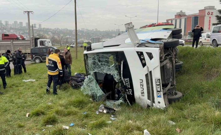 İstanbul’dan yarışmadan dönen öğrencileri taşıyan midibüs şarampole devrildi: 9’u öğrenci 15 yaralı