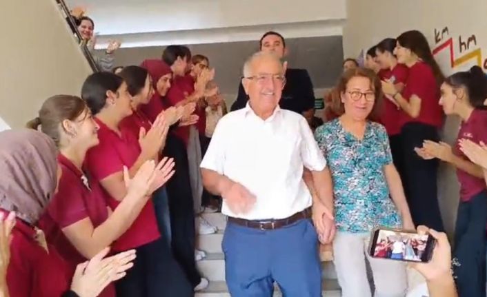 ‘İyi ki gençlere hizmet etmişim’ diyen 42 yıllık öğretmen, mesleğine öğrencilerinin alkışları içerisinde veda etti