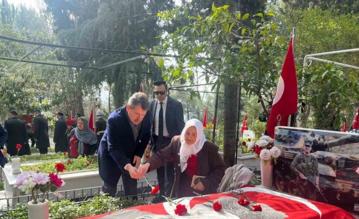 İzmir’de 18 Mart Çanakkale Deniz Zaferi’nin 111. yıl dönümünde şehitler anıldı