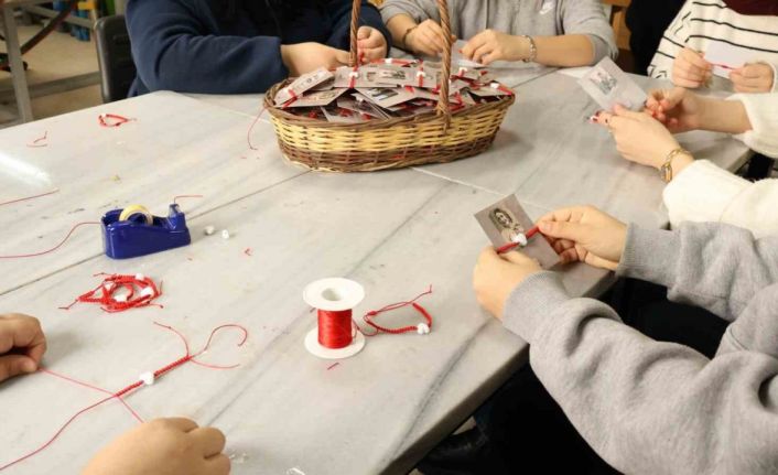 İzmit Beyaz Kalpler öğrencilerinden kadın personele el emeği 8 Mart sürprizi