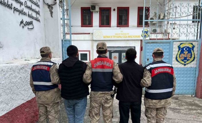 Jandarmadan nokta operasyon: 15 yılı aşkın cezası bulunan 2 firari yakalandı