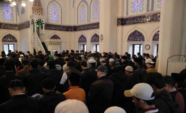 Japonya’daki Tokyo Camii’nde bayram namazı yoğun katılım nedeniyle 5 kez kılındı