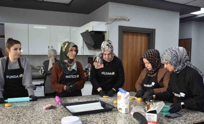 Kadınlar bu kursta hem öğreniyor, hem ailelerine destek oluyor