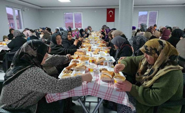 Kadınlar dinleniyor, tüm köylü Ramazan boyunca aynı sofrada buluşuyor
