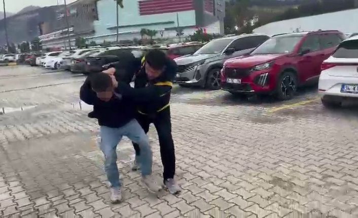 Kadınlar tuvaletinde kabine saklanarak 15 kadının fotoğraf ve videosunu çeken erkek şahıs hayrete düşürdü