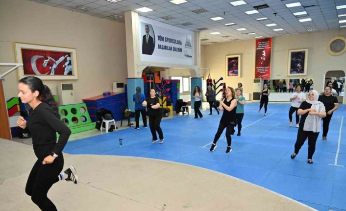 Kadınlar zumba ile hem spor yapıyor hem sosyalleşiyor