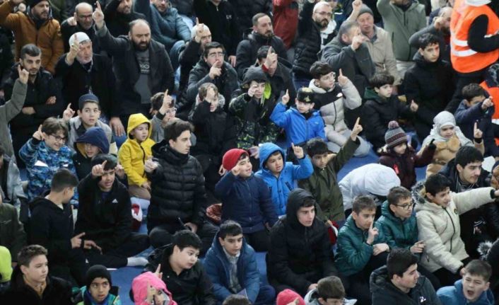 Kağıthane’de ‘Gençlik Uyanıyor Duada Buluşuyor’ projesi ile camiye gelen çocuklara ödül dağıtıldı