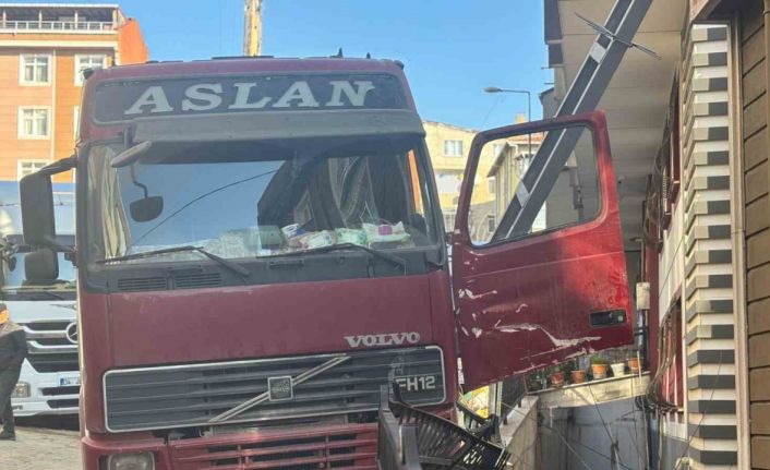 Kağıthane’de inanılmaz kaza: El frenini çekmeyi unuttuğu hafriyat kamyonunu durdurmaya çalışırken aşağı düştü