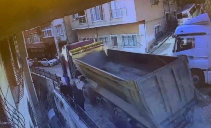 Kağıthane’de kayan hafriyat kamyonunu durdurmaya çalışırken aşağı düşen şoför hayatını kaybetti