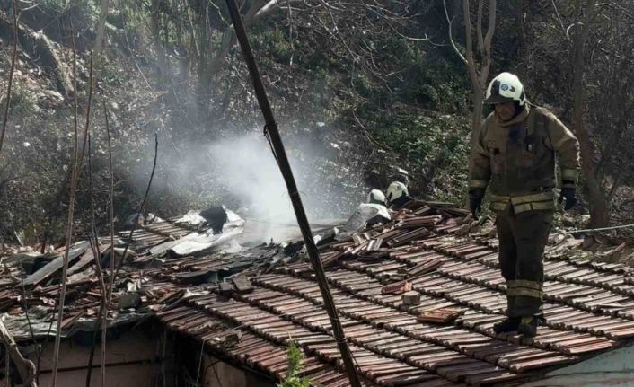 Kağıthane’de korkutan gecekondu yangını, evi yanan kadını mahalleli teselli etti