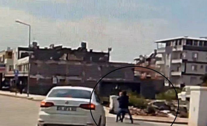 Kaldırımda yürüyen kadının boynundaki kolyeyi çalan hırsızın, ilk suçunda yakayı ele verdiği ortaya çıktı