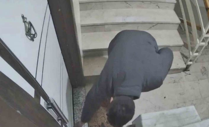Kapı kapı para topladı, gözü kargoda kaldı: Güvenlik kamerası hırsızlığa engel oldu