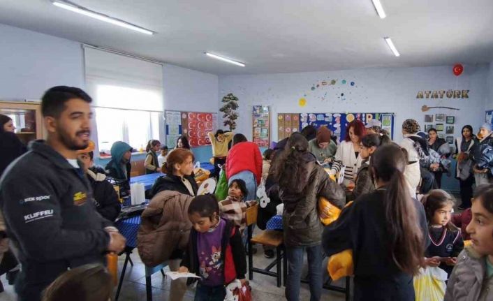 Kar tünellerinden geçerek zorlu yolları aştılar, kış şartlarında 2 bin 700 rakımlı köyde minik yürekleri ısıttılar