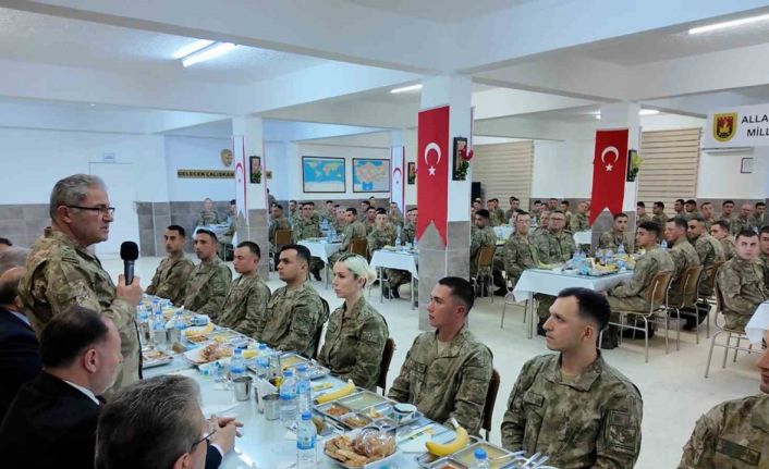 Kara Kuvvetleri Komutanı Orgeneral Tokel, Mehmetçiklerle iftarda bir araya geldi