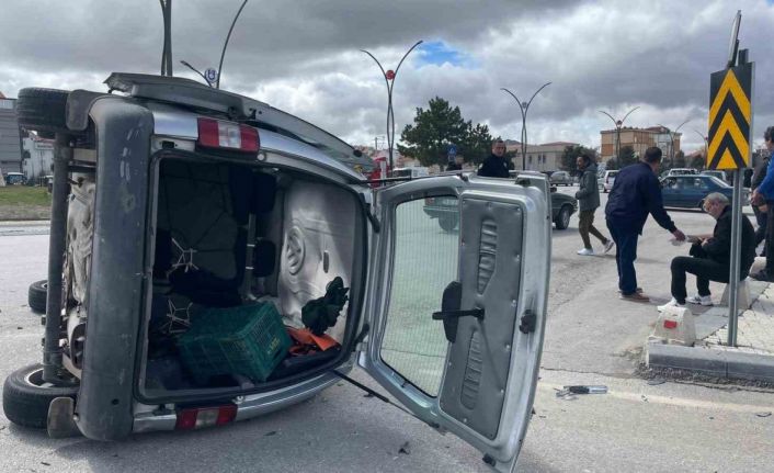 Karaman’da otomobille çarpışan hafif ticari aracın devrilmesi kameraya yansıdı: 2 yaralı