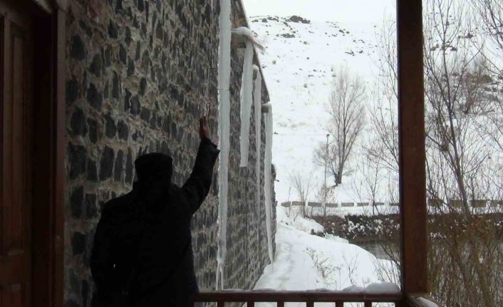 Kars eksi 15’i gördü: Çatılarda 3 metrelik buz sarkıtları oluştu