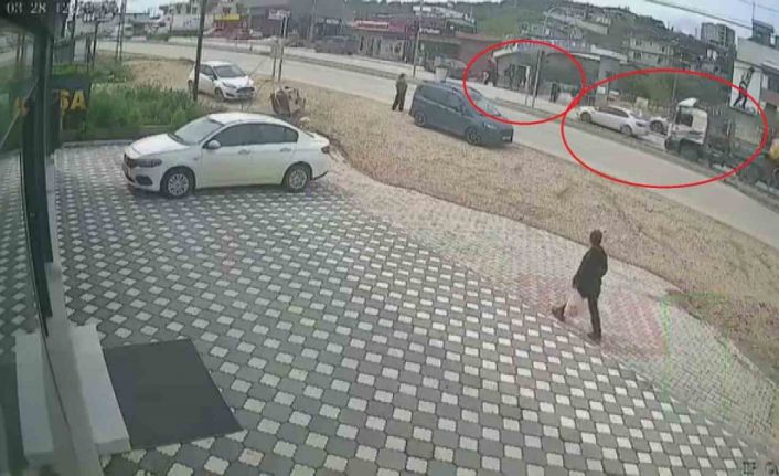 Karşıdan karşıya geçmek isteyen öğrencilere çarpmamak için sola manevra yapan iş makinesi yüklü tır sürücüsünün faciayı önlediği anlar kamerada