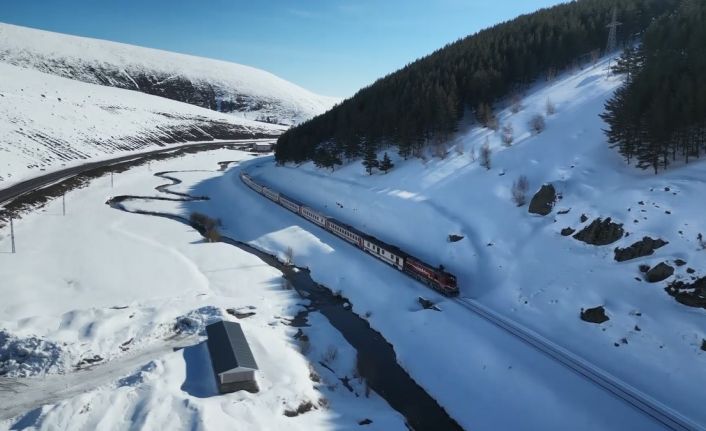 Kars’ta Doğu Ekspresi’ne yoğun ilgi: Vatandaşlar bayram tatili için masalsı yolculuğu tercih ediyor