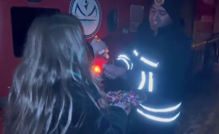 Kars’ta ilginç olay: Anahtar kapının üzerinde unutuldu, İtfaiye camdan girip kapıyı açtı