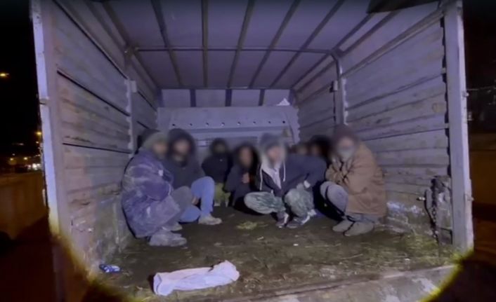 Kars’ta kamyonet kasasından 12 kaçak göçmen çıktı: 4 organizatör tutuklandı