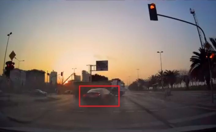 Kartal’daki kaza anları kamerada: Kırmızı ışıkta geçen araç durağa böyle daldı