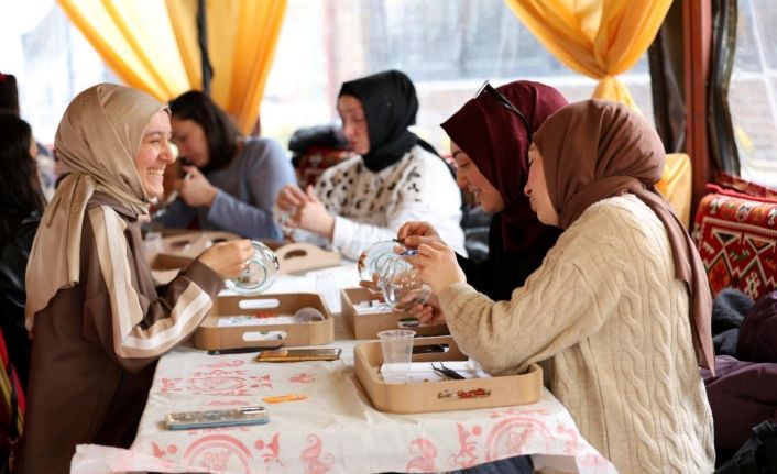 Kartepe’de kurulan otağ çadırında geleneksel sanatlar yaşatılıyor