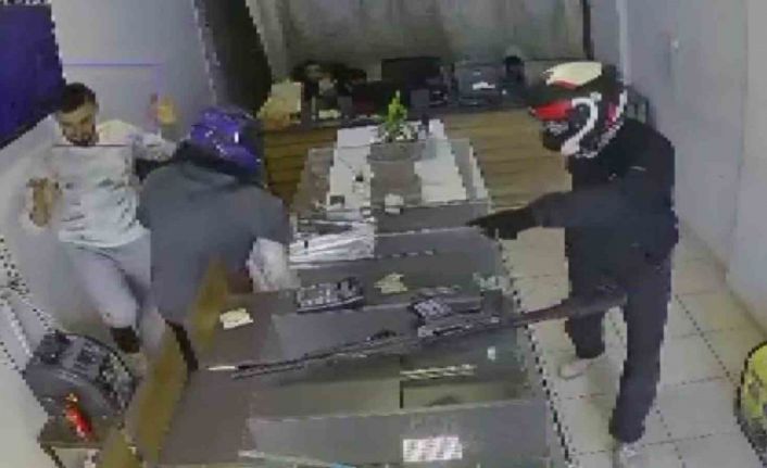 Kasklı hırsızlar tarafından 20 yıllık emeği olan 22 milyon TL’lik altını 3 dakikada çalınan kuyumcu, altınlarını teslim alıp ülkesine döndü