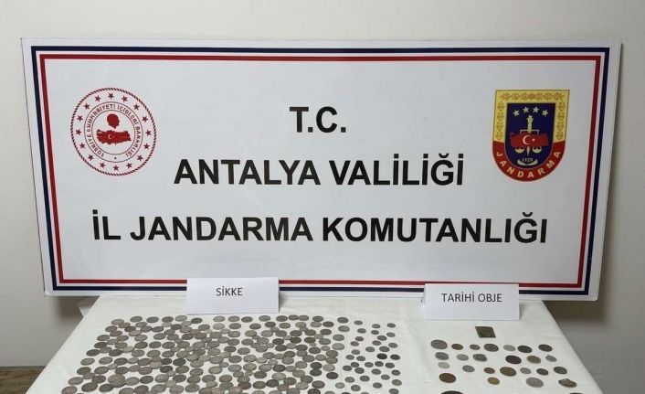 Kaş’ta tarihi eser kaçakçılığı operasyonu: Çok sayıda obje ve gümüş sikke ele geçirildi