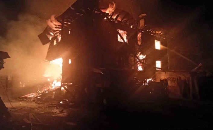 Kastamonu’da 2 evde yangın çıktı: Ahır, odunluk ve samanlık da yandı