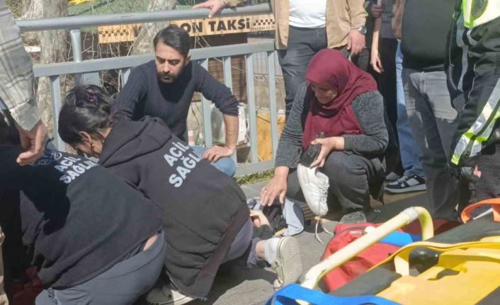 Kaza haberini alıp geldi, kızının elini tutup başını okşayarak teselli etti