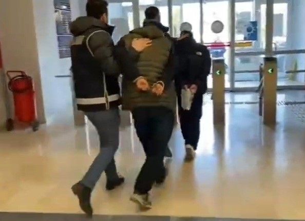 Kendilerini savcı olarak tanıtıp vatandaşları dolandıran 2 şüpheli tutuklandı