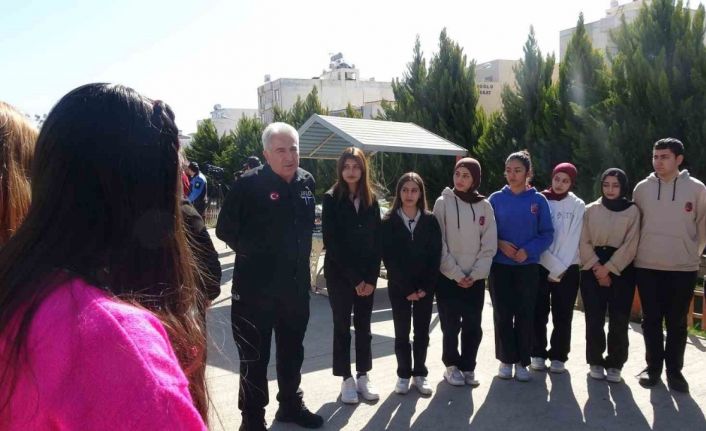 Kilis’te lise öğrencilerinden deprem tatbikatı