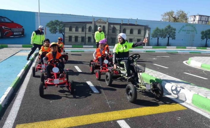 Kilis’te öğrenciler trafik parkında direksiyon başına geçti