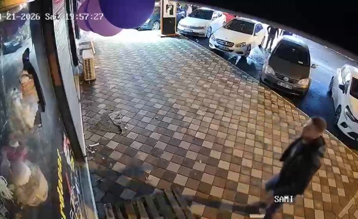 Kırılan bardak tartışmasında "Beni müşterilerin yanında rezil ediyorsun, ben yapacağımı biliyorum" diyen kadının kocası, iş yerinin camına kaldırım taşı fırlattı