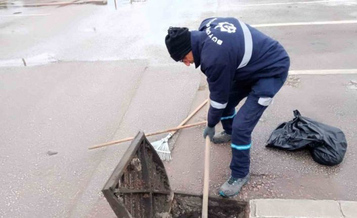 Kocaeli’de su baskınlarına karşı mazgal ve menfez temizliği aralıksız sürüyor