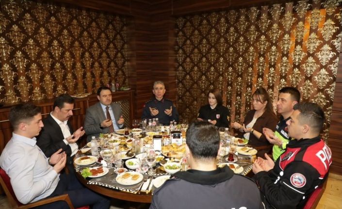 Kütahya Valisi Musa Işın, jandarma ve emniyet personeli ile iftarda buluştu