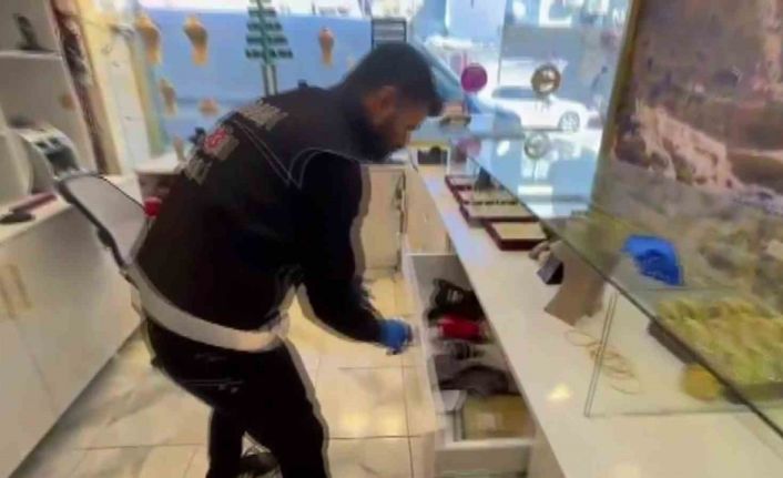 Kuyumcu süsü verip tefecilik yaptılar: Operasyonda silah, pos cihazları ve milyonluk çek-senet ele geçirildi